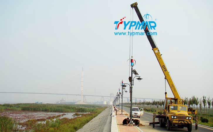 遼寧營口風光互補路燈工程 吊裝